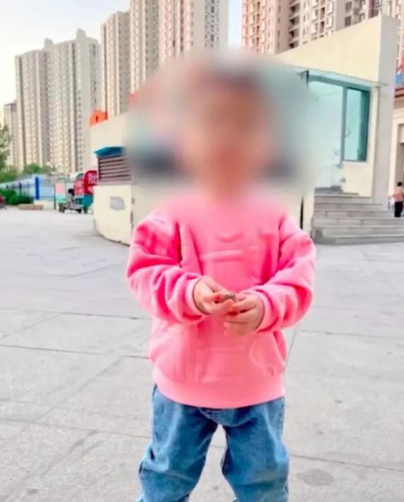 男生穿粉红色卫衣，竟被大妈指责？