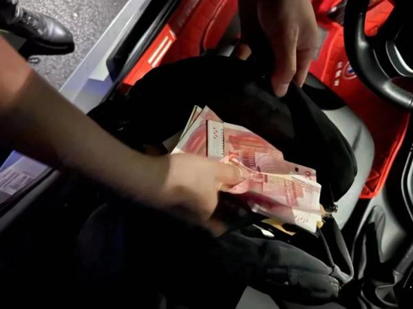 凌晨,后备箱突然自动打开,露出20万元 凌晨,后备箱突然自动打开,露出20万元