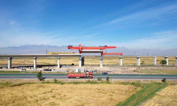 新建包银铁路惠银段顺利完成跨既有线架梁作业 新建包银铁路惠银段顺利完成跨既有线架梁作业