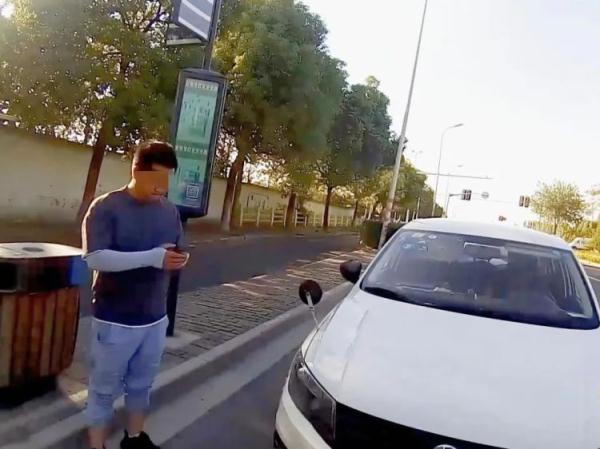 胆儿太大!男子居然冒充驾校教练违法上路教学 胆儿太大!男子居然冒充驾校教练违法上路教学