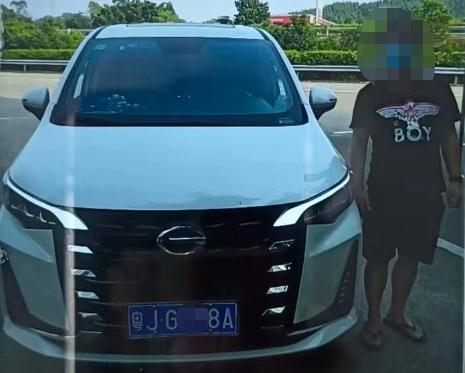 男子着急赶回家，穿人字拖竟把车开到151km/h！直接触发报警……