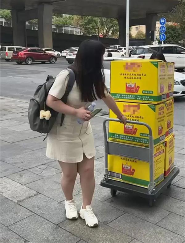 闺蜜结婚，女子随礼1000包辣条！婚礼现场都被抢光了…