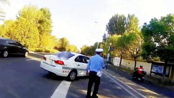 胆儿太大!男子居然冒充驾校教练违法上路教学 胆儿太大!男子居然冒充驾校教练违法上路教学