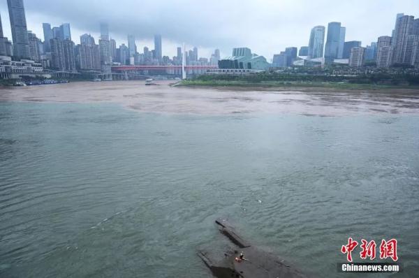 重庆两江交汇再现“鸳鸯锅”景观