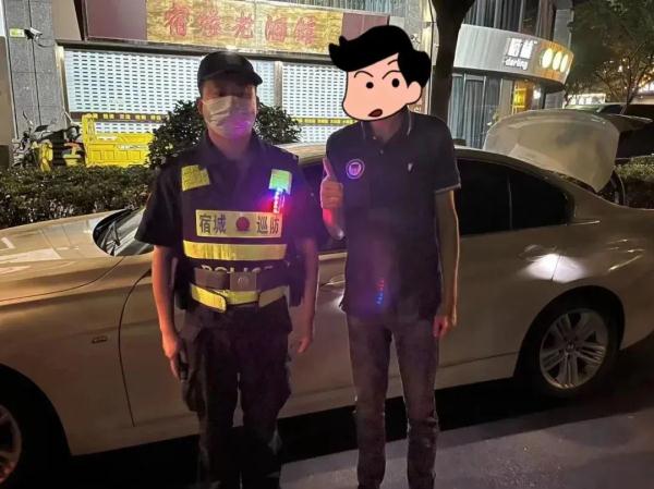 凌晨,后备箱突然自动打开,露出20万元 凌晨,后备箱突然自动打开,露出20万元