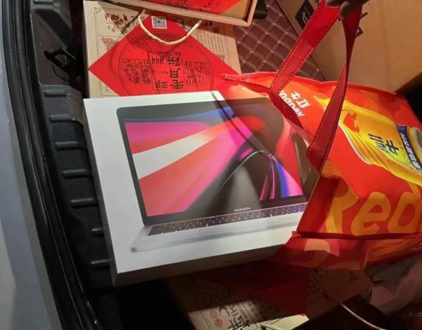 凌晨,后备箱突然自动打开,露出20万元 凌晨,后备箱突然自动打开,露出20万元