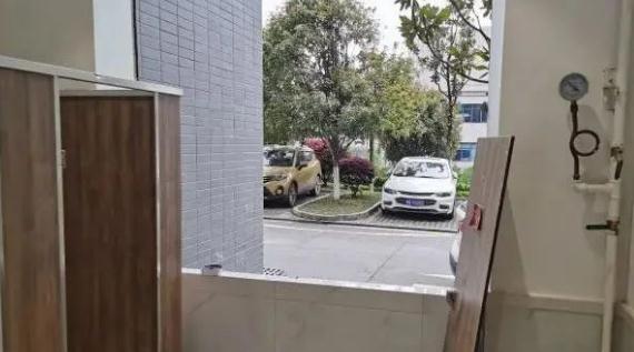 “砰”一声巨响！马桶炸了