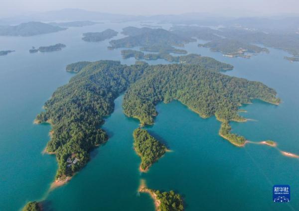 碧水连天万绿湖 碧水连天万绿湖