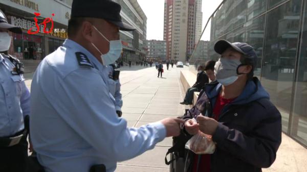 哈尔滨火车站内民警检查喊客揽客，一可疑男子躲进洗手间……
