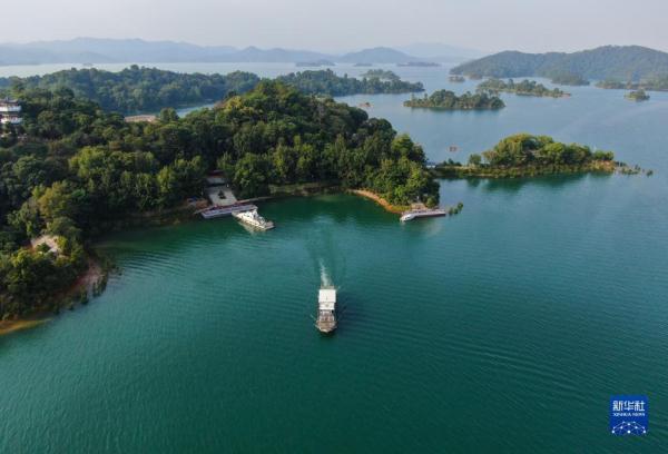 碧水连天万绿湖 碧水连天万绿湖