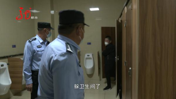 哈尔滨火车站内民警检查喊客揽客，一可疑男子躲进洗手间……