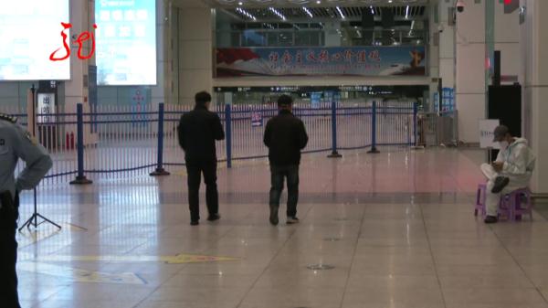 哈尔滨火车站内民警检查喊客揽客，一可疑男子躲进洗手间……