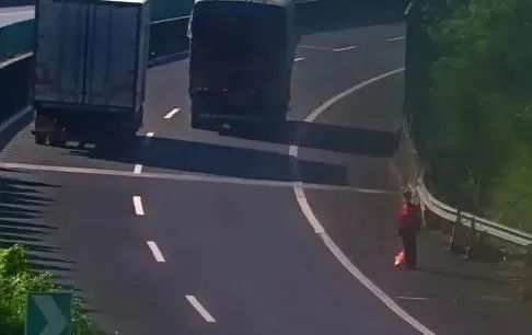 高速上惊现的红衣女子,举动太疯狂…… 高速上惊现的红衣女子,举动太疯狂……