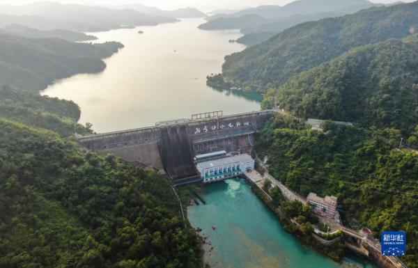 碧水连天万绿湖 碧水连天万绿湖