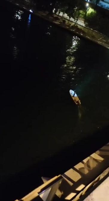 痛心！年轻女子凌晨在文昌大桥捶栏痛哭，她的小姐妹刚做傻事！