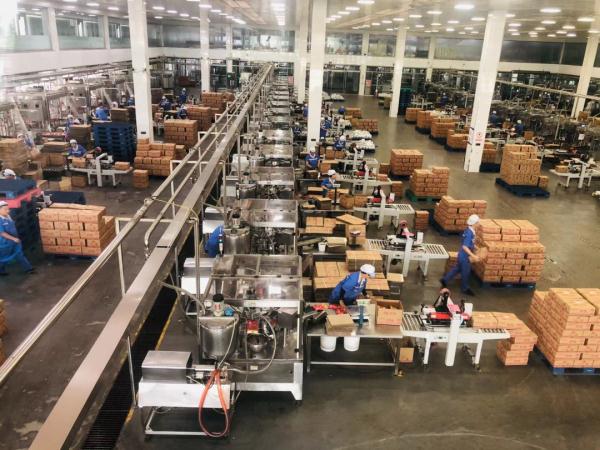 工人往黄豆酱里大小便？公司回应：看我们的罐子，敢蹲上去？