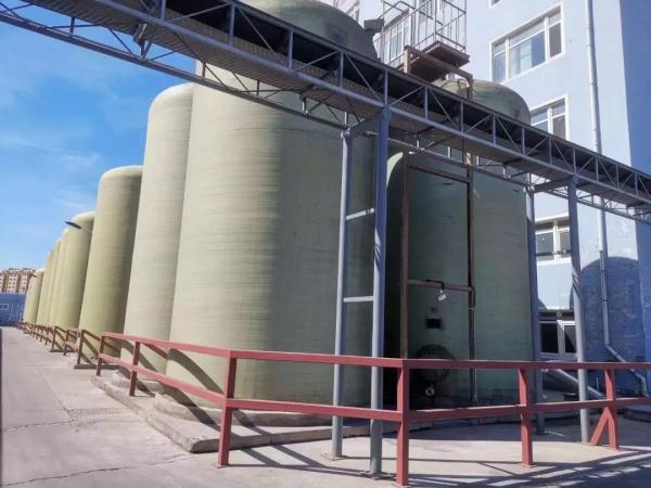 工人往黄豆酱里大小便？公司回应：看我们的罐子，敢蹲上去？