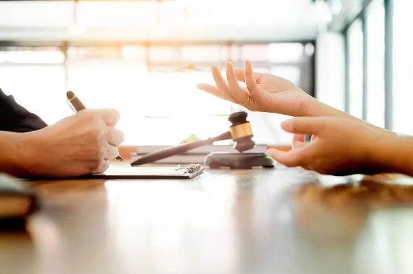 夫妻婚后购买的房产，离婚时男方为何只分得1%？民法典来解答！