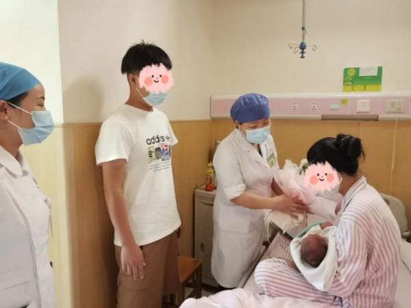 4分钟产女!珠海一孕妇散步时,羊水突然破了!接下来一幕好暖心 4分钟产女!珠海一孕妇散步时,羊水突然破了!接下来一幕好暖心