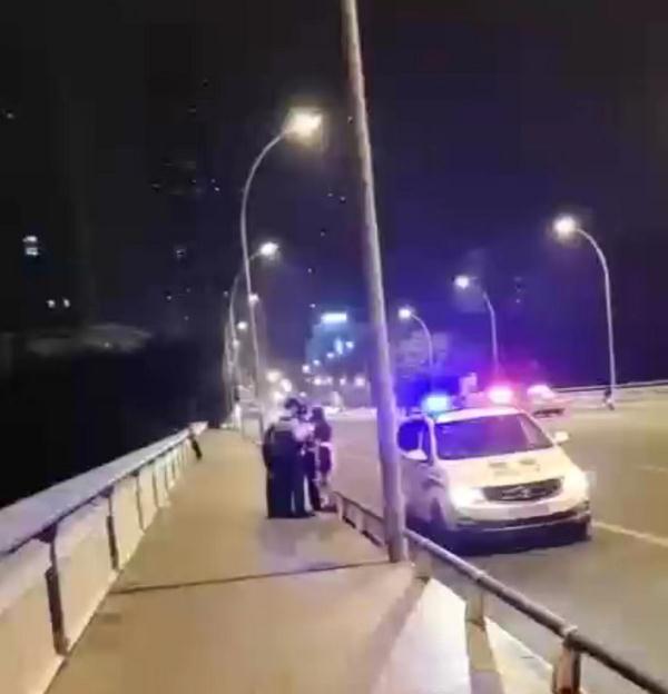 痛心！年轻女子凌晨在文昌大桥捶栏痛哭，她的小姐妹刚做傻事！