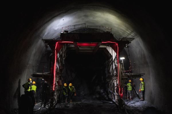 渝昆高铁控制性工程彝良隧道进入主体施工