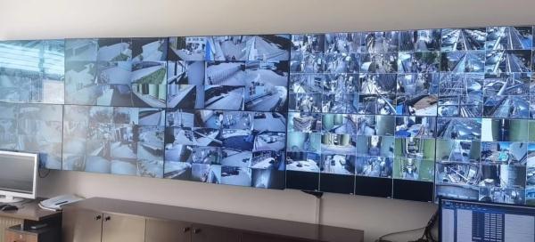 工人往黄豆酱里大小便？公司回应：看我们的罐子，敢蹲上去？