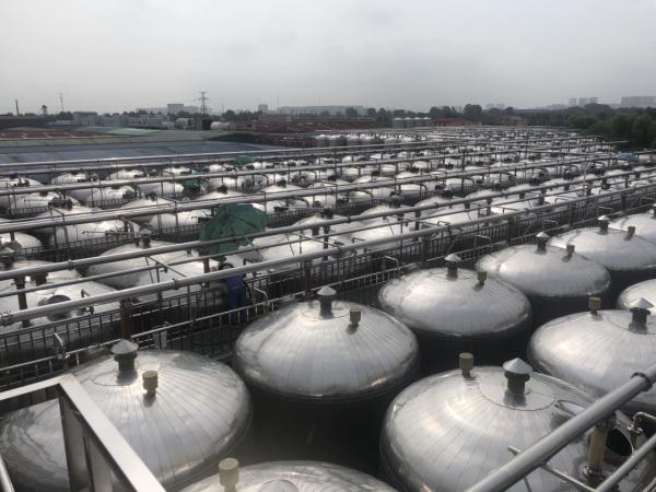 工人往黄豆酱里大小便？公司回应：看我们的罐子，敢蹲上去？