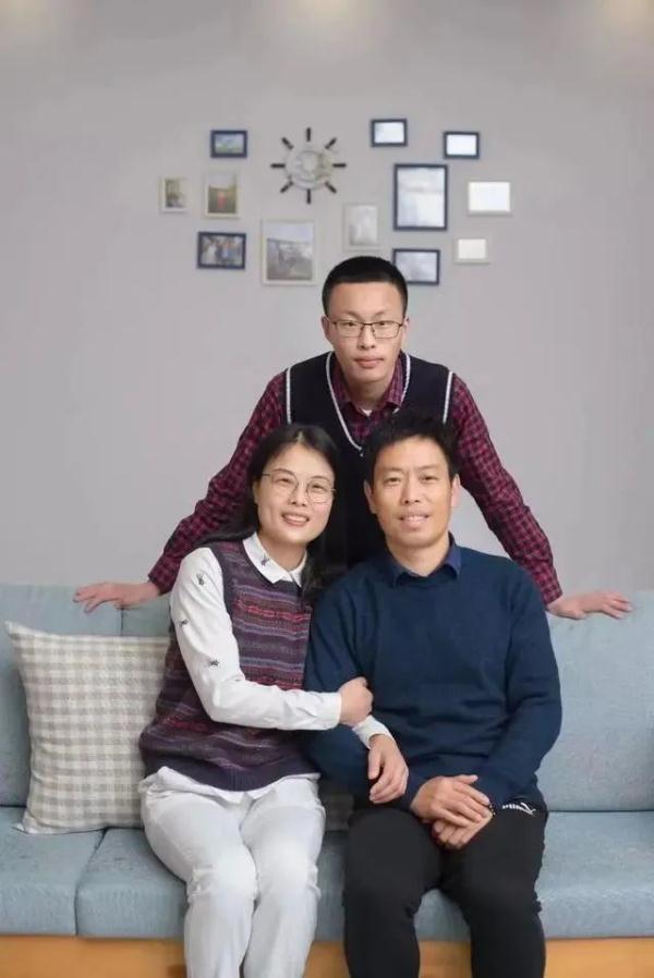 母亲读了博士，却成了儿子的“学妹”……