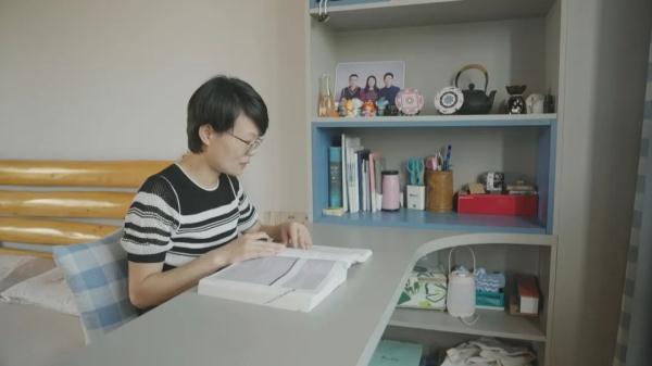 母亲读了博士，却成了儿子的“学妹”……