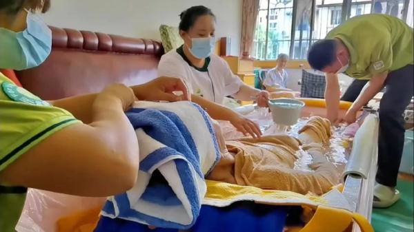 上海助浴师：见过1000种老年境况