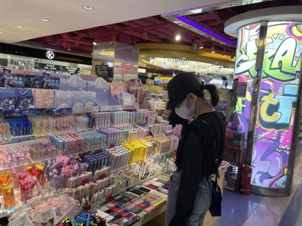 小心！文具盲盒里可能装的是“三无”产品