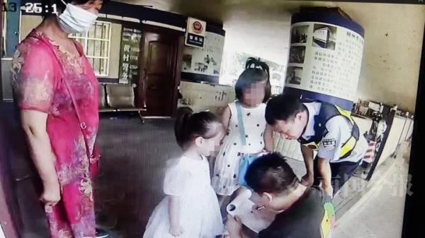 小女孩在柳州街头大哭，陌生男子上前把她牵走了……