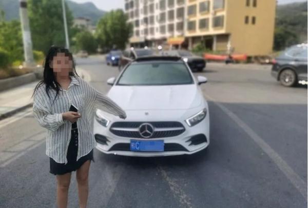 心太急！驾考才过科目三就想练车技，这名女子看到交警慌了