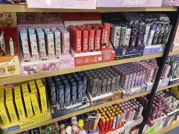 小心！文具盲盒里可能装的是“三无”产品