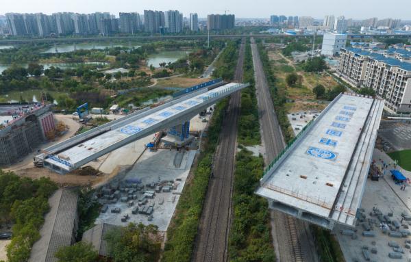 湖北孝感两座桥梁转体跨越京广铁路 湖北孝感两座桥梁转体跨越京广铁路