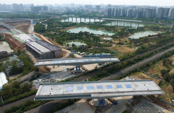 湖北孝感两座桥梁转体跨越京广铁路 湖北孝感两座桥梁转体跨越京广铁路