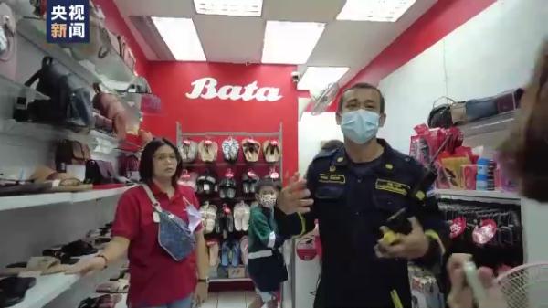 泰国曼谷蛇灾严重 总台记者跟拍消防队抓蛇 泰国曼谷蛇灾严重 总台记者跟拍消防队抓蛇