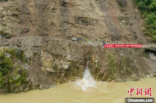 泸定地震受损道路全部抢通应急通道