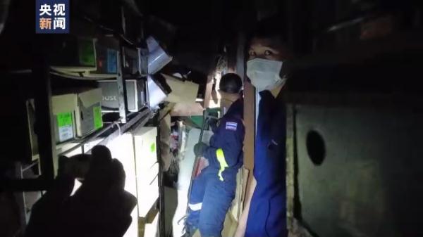 泰国曼谷蛇灾严重 总台记者跟拍消防队抓蛇 泰国曼谷蛇灾严重 总台记者跟拍消防队抓蛇