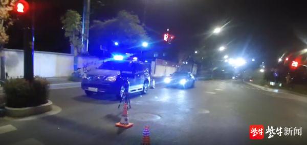 车辆持续报警车主吓得求助，警民联手排查发现原来是防冻液缺失