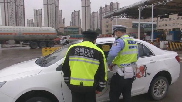 南京：国庆小客车进出高速采用“一车一杆”免费通行 启用无人机巡管执法
