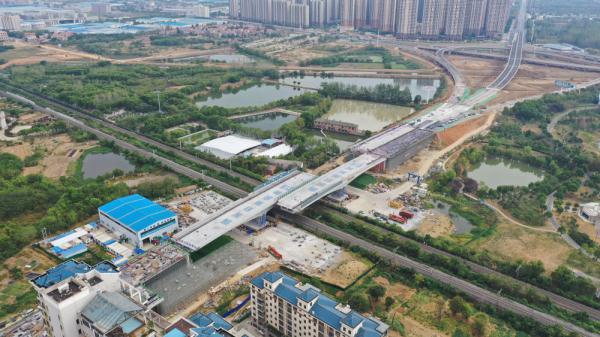 湖北孝感两座桥梁转体跨越京广铁路 湖北孝感两座桥梁转体跨越京广铁路