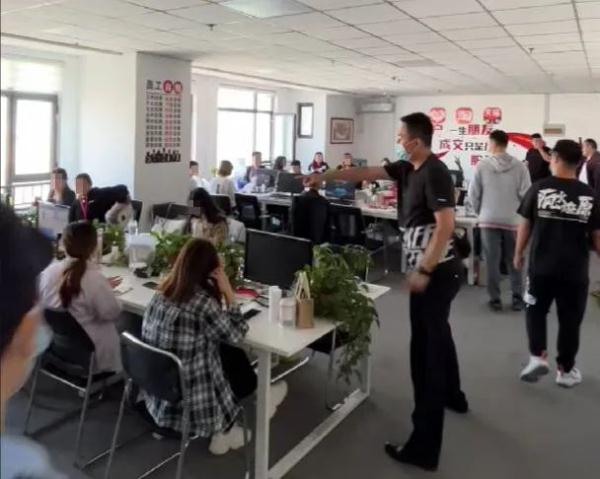 电信网络诈骗团伙被警方“一锅端”！45名嫌疑人落网！