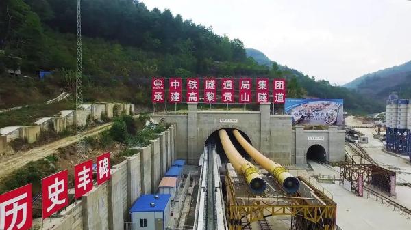 “彩云号”开山裂石！打通中国最长铁路隧道