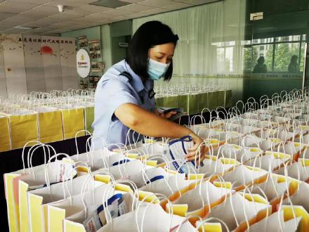 重阳节前孝老敬亲！白云区长腰岭村手作糕点送长者