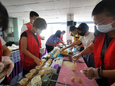 重阳节前孝老敬亲！白云区长腰岭村手作糕点送长者