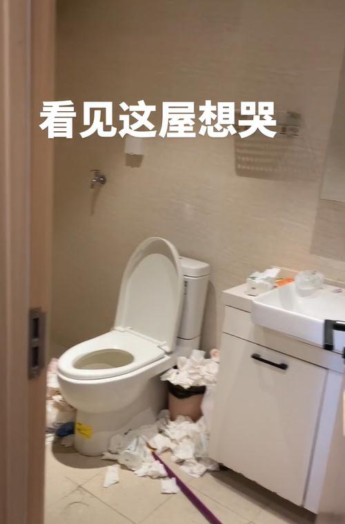 看吐了!00后女子退租留下满屋垃圾 看吐了!00后女子退租留下满屋垃圾