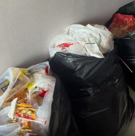 看吐了!00后女子退租留下满屋垃圾 看吐了!00后女子退租留下满屋垃圾