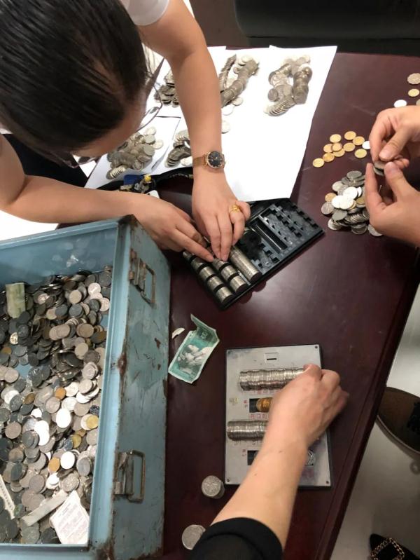 这个大学生的生锈铁皮柜，让人瞬间感动……