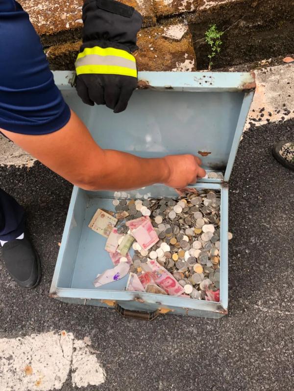 这个大学生的生锈铁皮柜，让人瞬间感动……